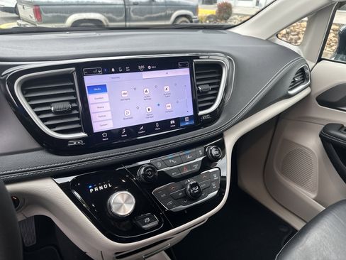 Used 2022 Chrysler Pacifica Touring-L image 35