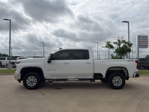 Used 2024 Chevrolet Silverado 2500 LT w/ Convenience Package AWD/4WD image 2