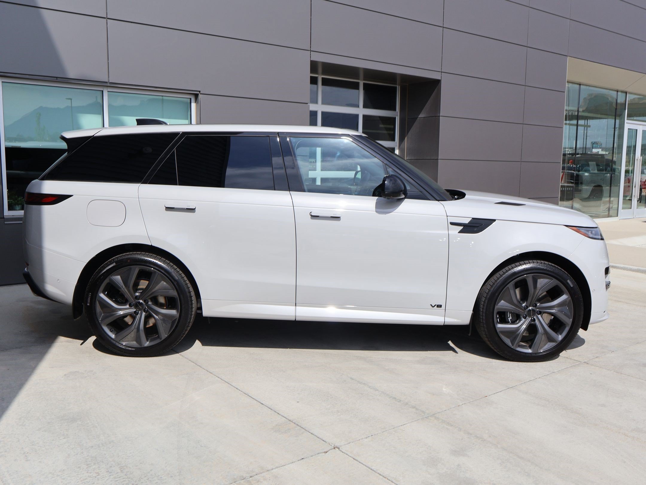 New 2026 Land Rover Range Rover Sport Dynamic SE AWD/4WD image 4