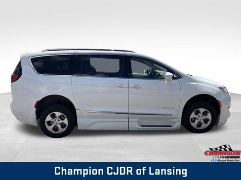 Used 2017 Chrysler Pacifica Touring-L Plus FWD image 9