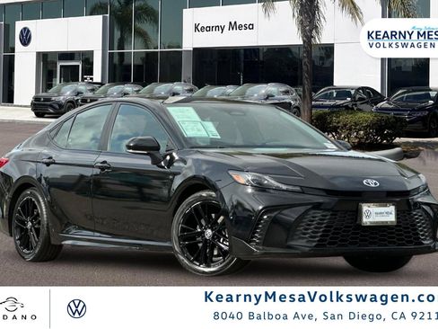 Used 2025 Toyota Camry SE FWD image 1
