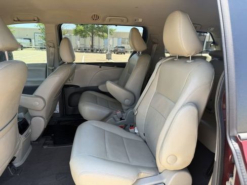 Used 2015 Toyota Sienna LE FWD image 25