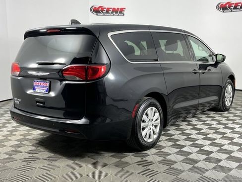 Used 2020 Chrysler Voyager L image 3