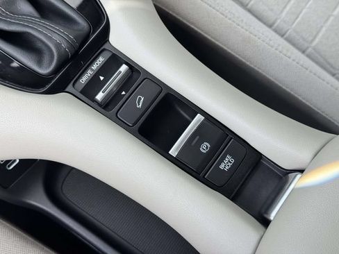 Certified 2024 Honda HR-V LX image 28