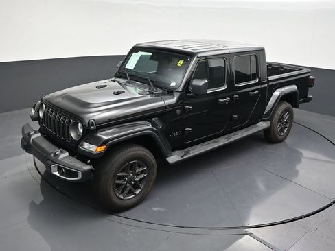 Used 2025 Jeep Gladiator Sport image 14