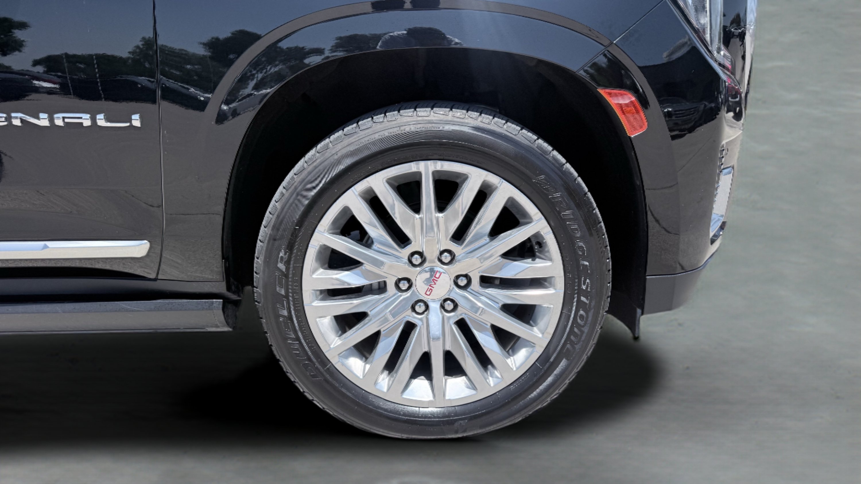 Used 2023 GMC Yukon Denali AWD/4WD image 9