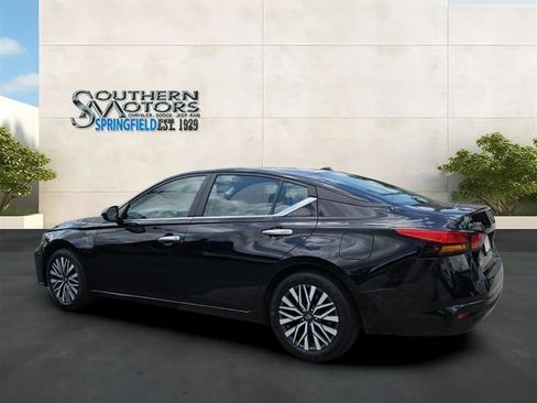 Used 2025 Nissan Altima 2.5 SV FWD image 3