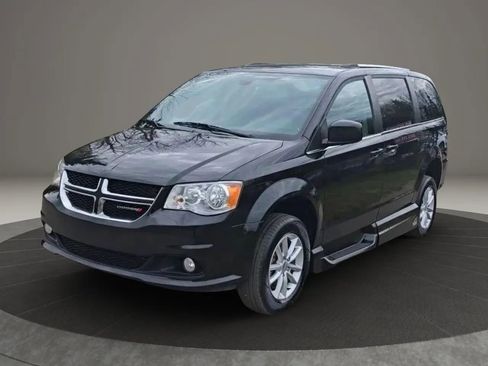 Used 2019 Dodge Grand Caravan SXT FWD image 3