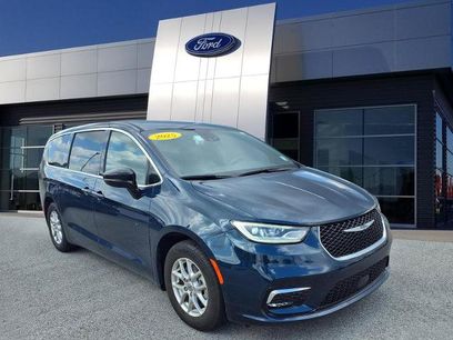 Used 2025 Chrysler Pacifica Select