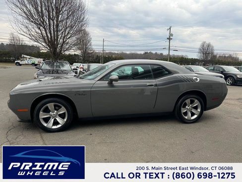 Used 2017 Dodge Challenger SXT w/ Driver Convenience Group image 4