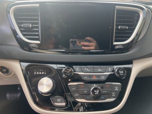 Used 2023 Chrysler Pacifica Touring-L image 18