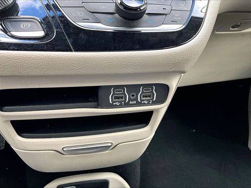 Used 2023 Chrysler Pacifica Touring-L image 31