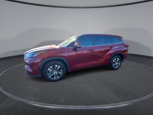 Used 2023 Toyota Highlander XLE image 7