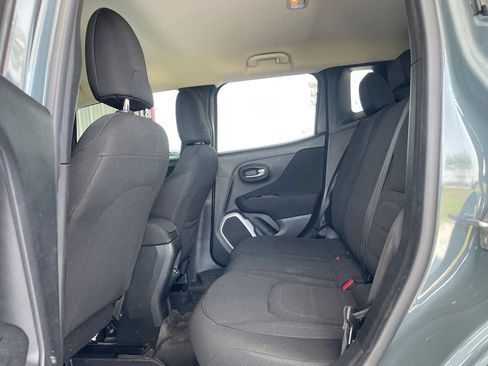Used 2018 Jeep Renegade Latitude FWD image 16