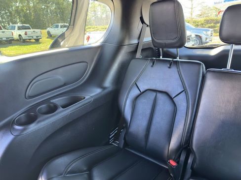Used 2023 Chrysler Pacifica Touring-L w/ S Appearance Package image 36