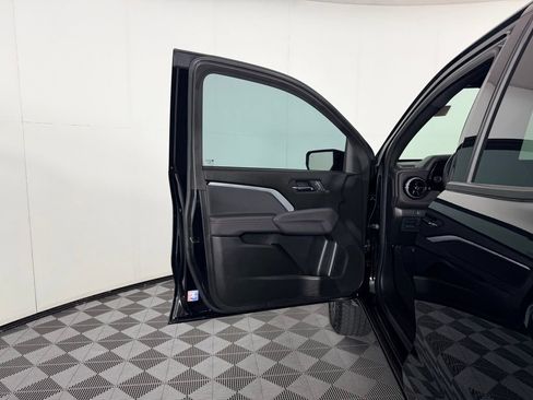 Used 2025 Chevrolet Colorado Z71 w/ Technology Package AWD/4WD image 26