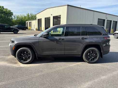 New 2026 Jeep Grand Cherokee Altitude RWD image 8