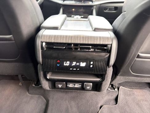 Used 2024 Jeep Wagoneer L Series II w/ Flexible Seating Group AWD/4WD image 23