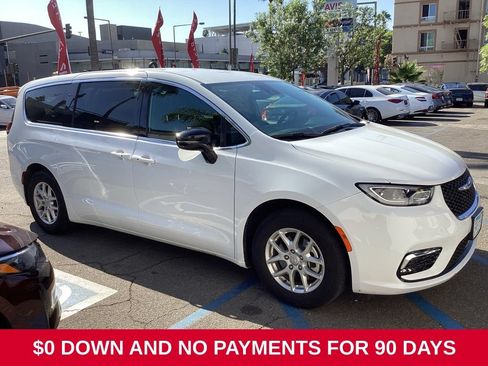 Used 2025 Chrysler Pacifica Select FWD image 3
