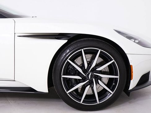 Used 2019 Aston Martin DB11 Volante RWD image 16