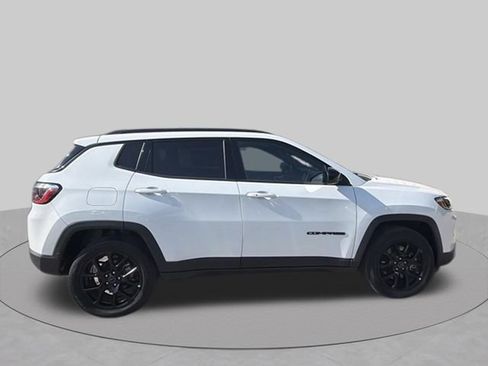 Used 2025 Jeep Compass Latitude w/ Convenience Group AWD/4WD image 6