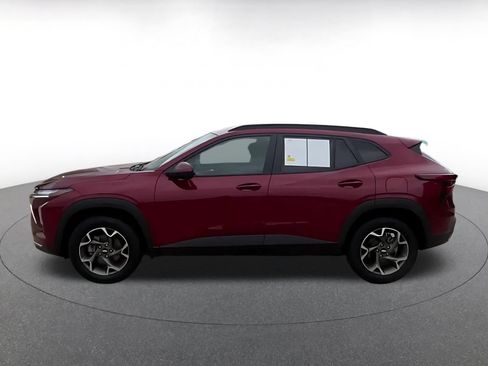 Used 2025 Chevrolet Trax LT FWD image 8