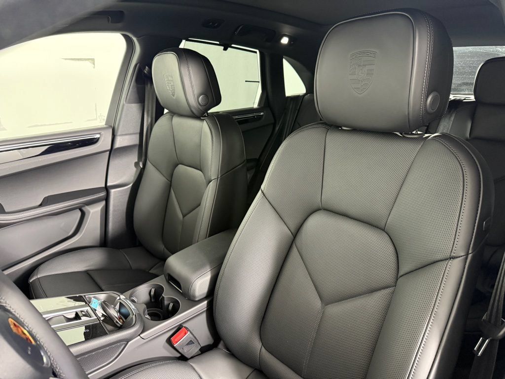 Certified 2026 Porsche Macan AWD/4WD image 5