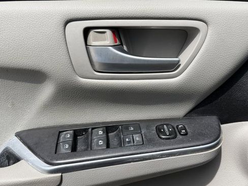 Used 2015 Toyota Camry SE w/ Moonroof Package image 22