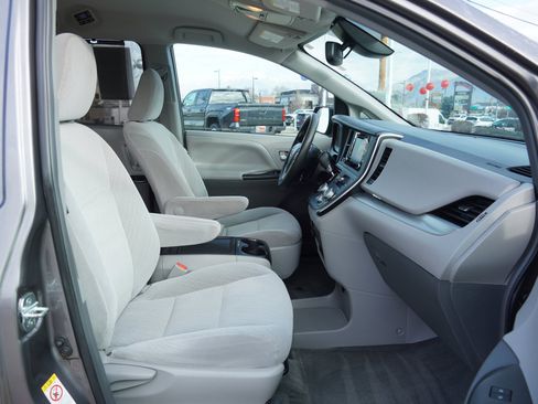 Used 2018 Toyota Sienna LE image 26