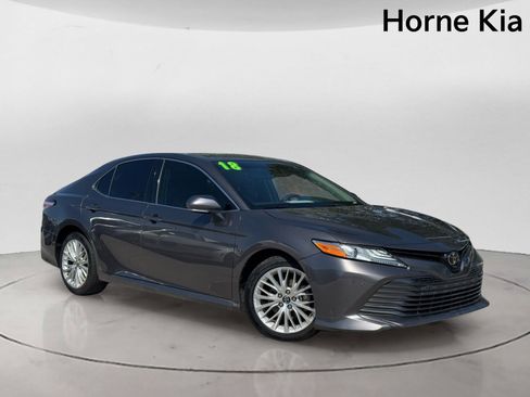Used 2018 Toyota Camry XLE FWD image 2