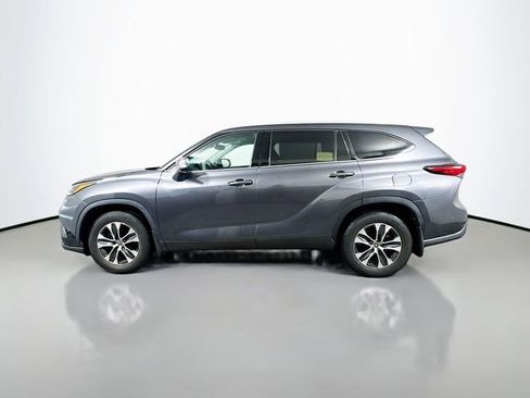 Used 2022 Toyota Highlander XLE AWD/4WD image 3