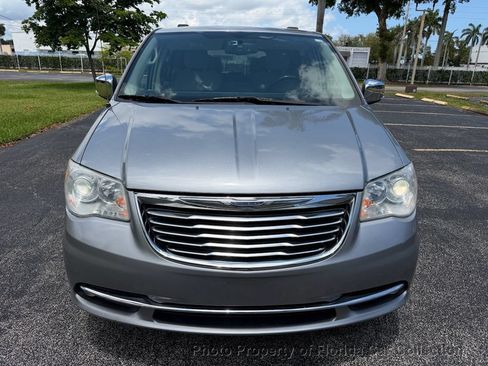 Used 2013 Chrysler Town & Country Limited w/ Luxury Group FWD image 13