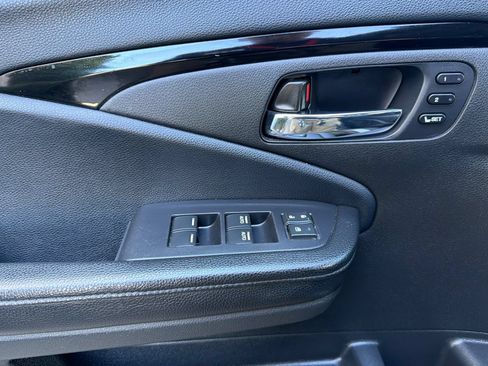 Used 2018 Honda Pilot Touring image 11