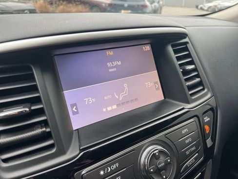 Used 2018 Nissan Pathfinder SV image 16