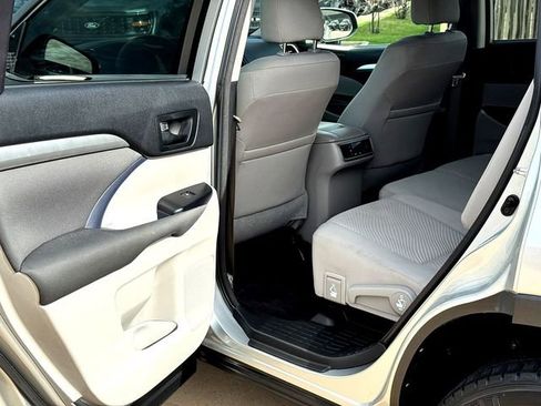 Used 2018 Toyota Highlander LE image 22