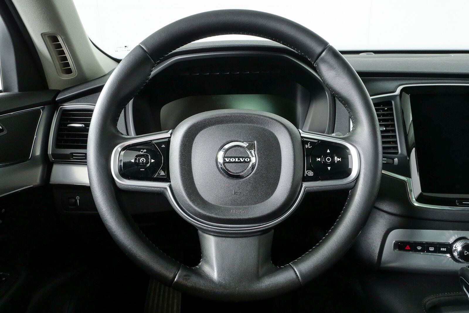 Used 2018 Volvo XC90 T6 Momentum w/ Convenience Package AWD/4WD image 9