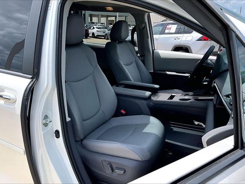 Used 2021 Toyota Sienna XLE FWD image 9
