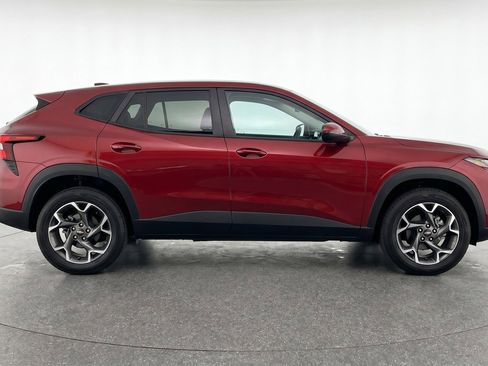 Used 2025 Chevrolet Trax LT FWD image 11