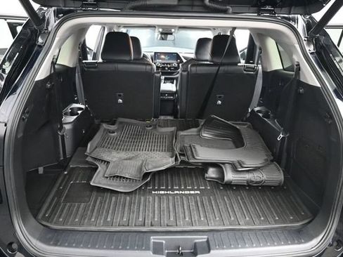 Used 2023 Toyota Highlander XLE AWD/4WD image 17