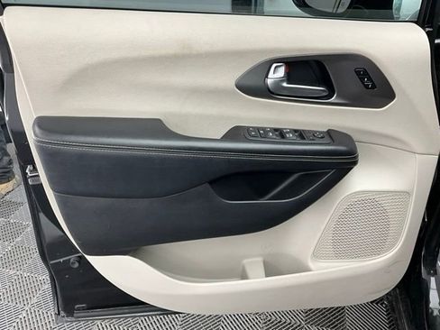 Used 2022 Chrysler Pacifica Touring-L FWD image 12