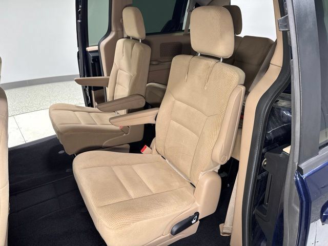Used 2016 Dodge Grand Caravan SE w/ Quick Order Package 29E SE FWD image 3