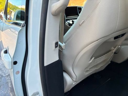 Used 2021 Chrysler Pacifica Touring-L FWD image 15