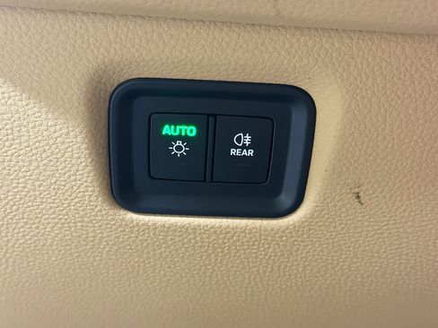 Certified 2025 Porsche Cayenne image 34