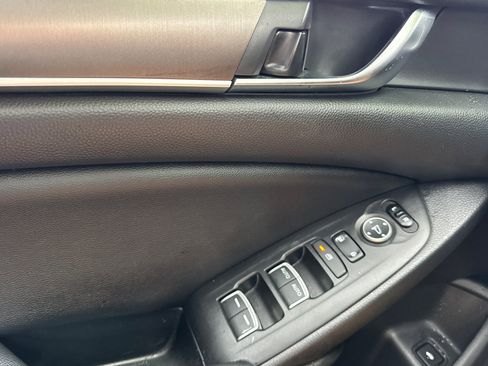 Used 2021 Honda Accord Hybrid image 11