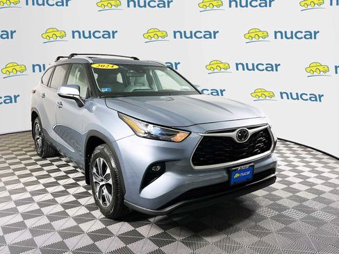 Used 2024 Toyota Highlander XLE image 1
