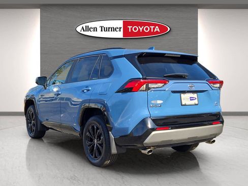 Used 2025 Toyota RAV4 SE image 9