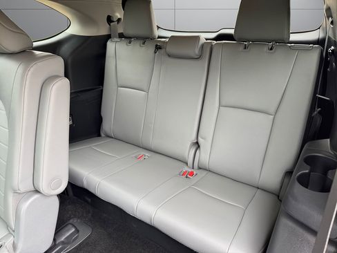 Used 2023 Toyota Highlander XLE AWD/4WD image 16