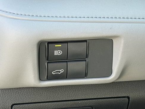 Used 2021 Toyota Highlander XLE AWD/4WD image 24