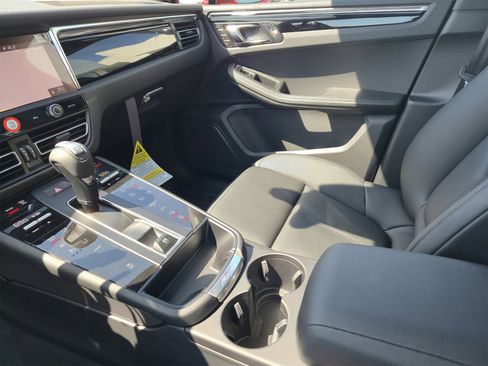 New 2025 Porsche Macan image 28