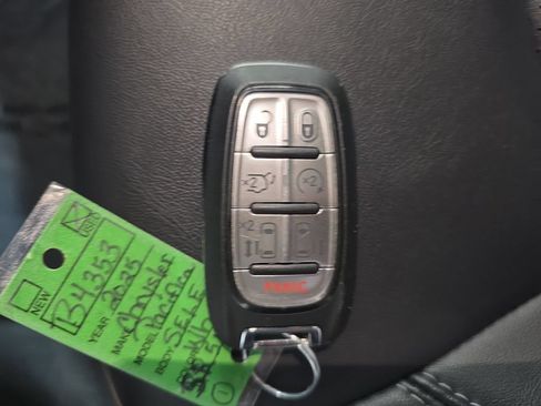 Used 2025 Chrysler Pacifica Select FWD image 36